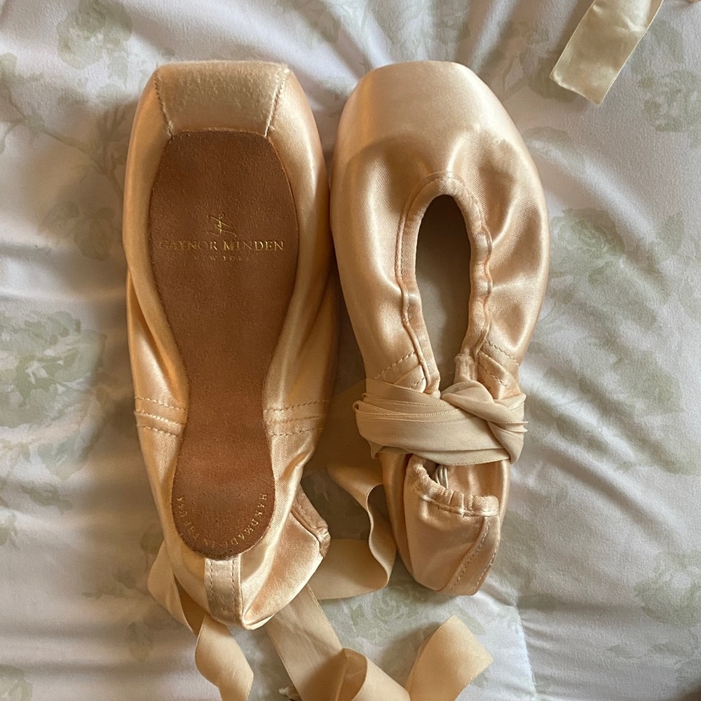 USA Gaynor Minden 7.5M pointe shoes.